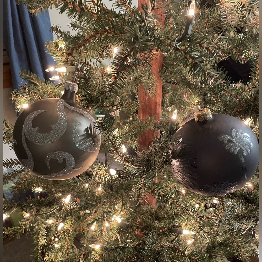 Elegant gray Holiday Ornaments
2 ornaments in this lot.